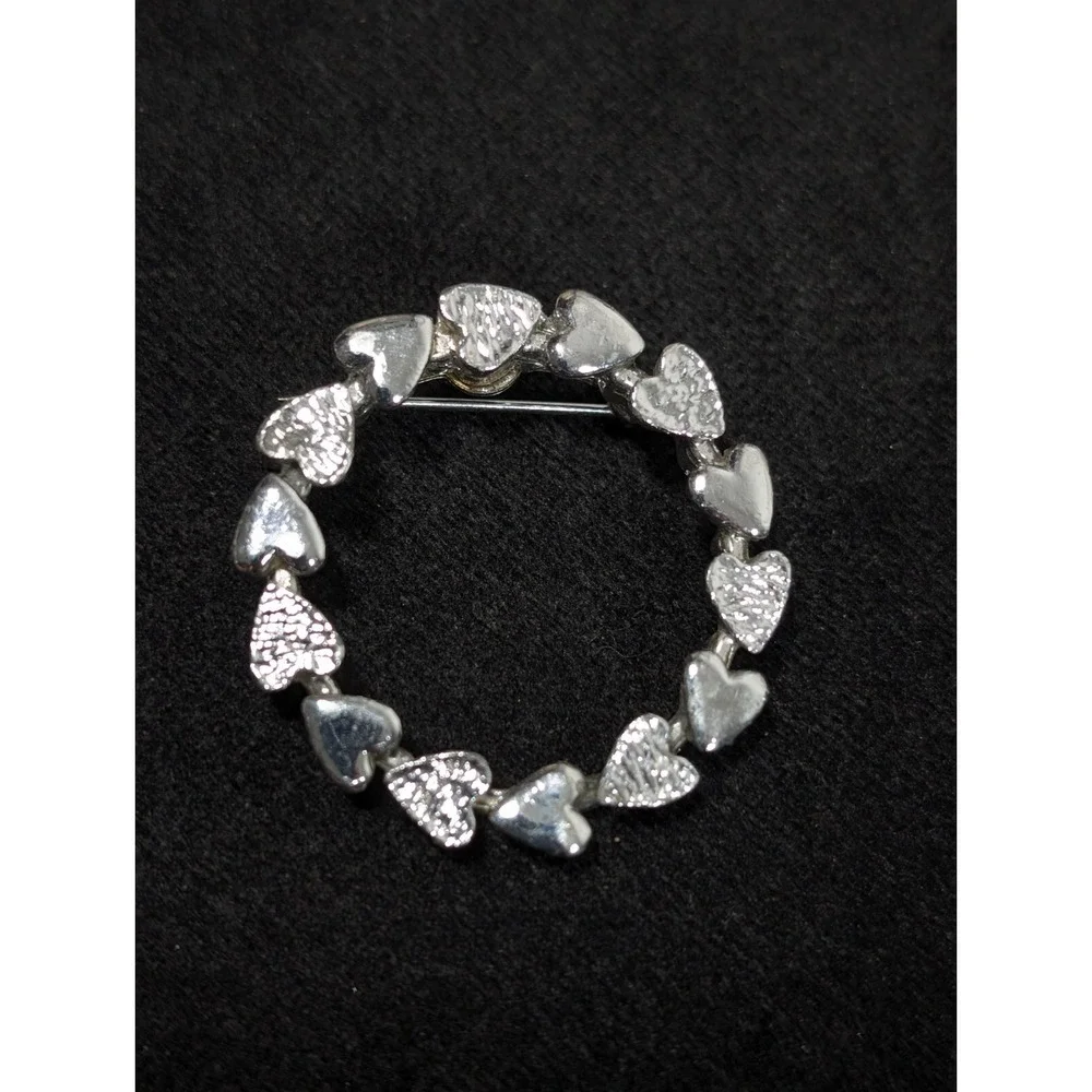 Vintage‎ Gerrys Silver Tone Heart Wreath Round Pin Brooch